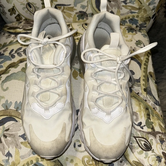 Nike shoes - Picture 2 of 3